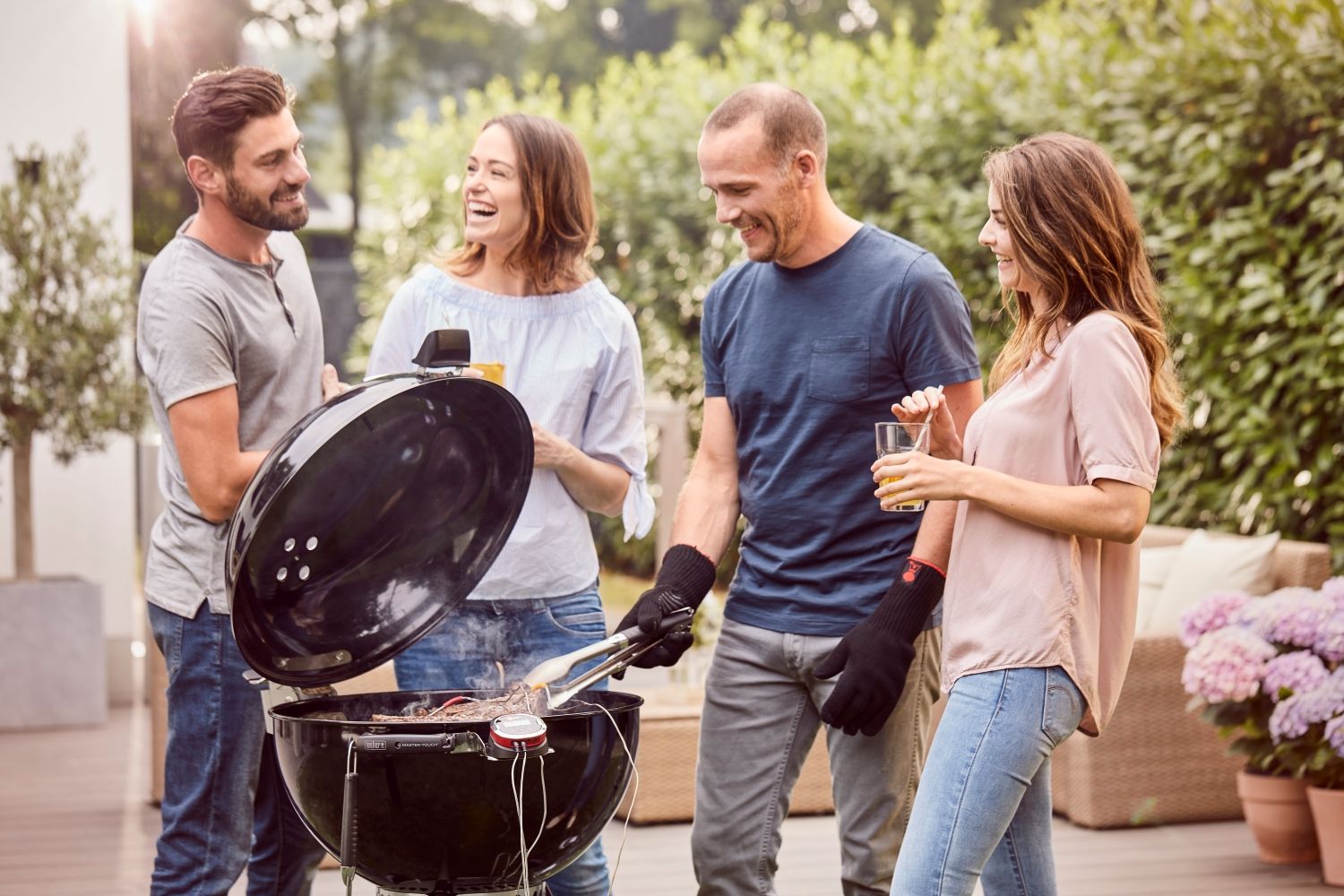 Ludzie przy grillu Weber Master Touch