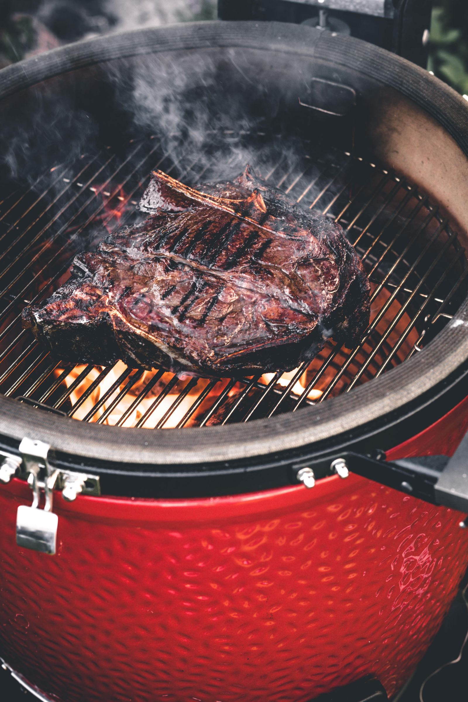 Smażenie steka na grillu węglowym Kamado Joe