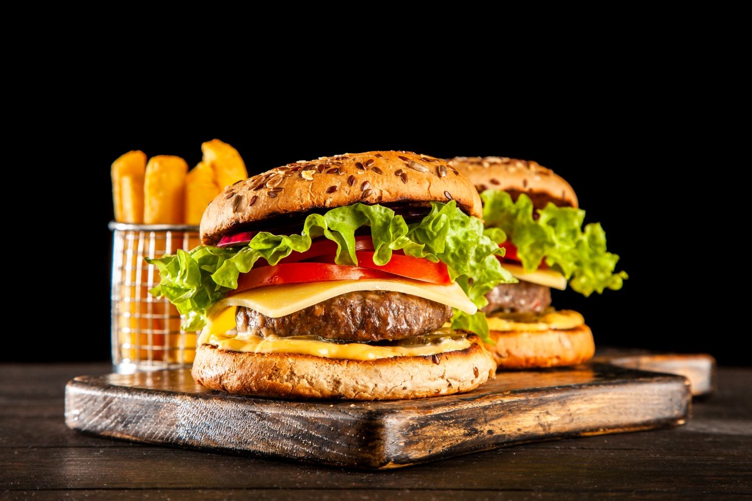 Klasyczne burgery wołowe z frytkami