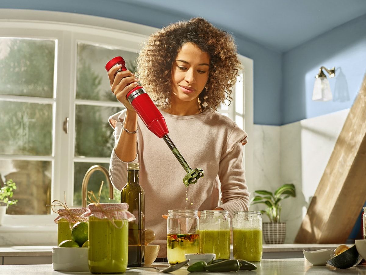 Kobieta robi przetwory za pomocą blenderu ręcznego