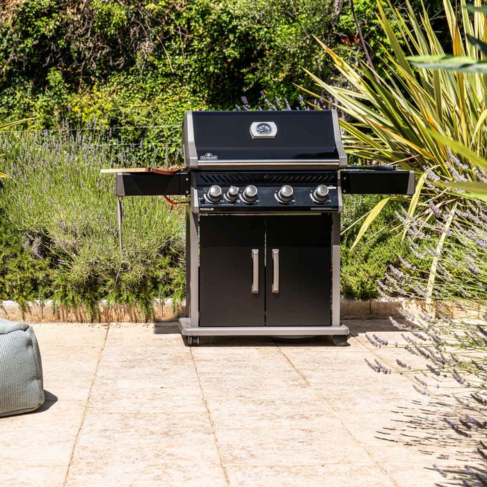 Grill gazowy Napoleon Rogue 525 z palnikiem bocznym, black (R525SBPK-1-PL)