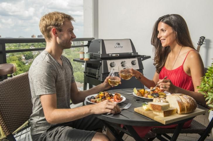 Grill gazowy Broil King Porta-Chef 320 na balkonie