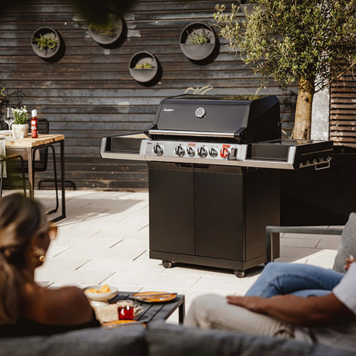 Grill gazowy Enders Uniq Pro 4 IK Cruster w ogrodzie.