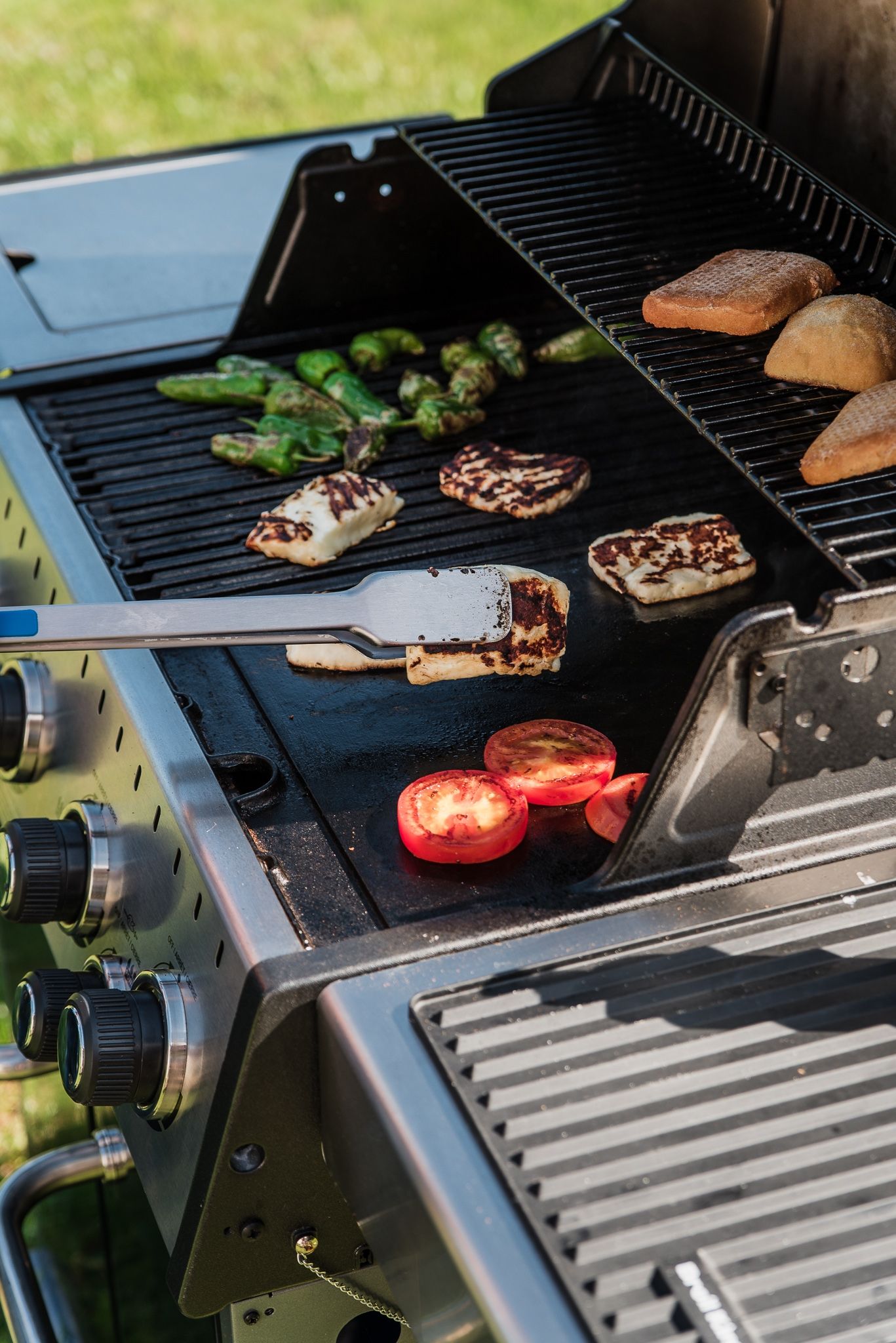 Sałatka z grillowanym serem halloumi