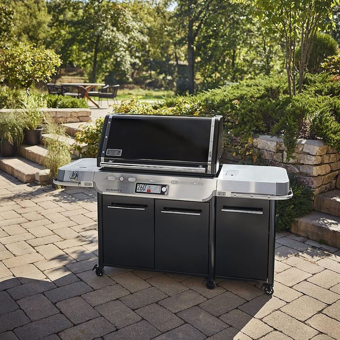 Grill gazowy Weber Summit FS38X E na kostce brukowej