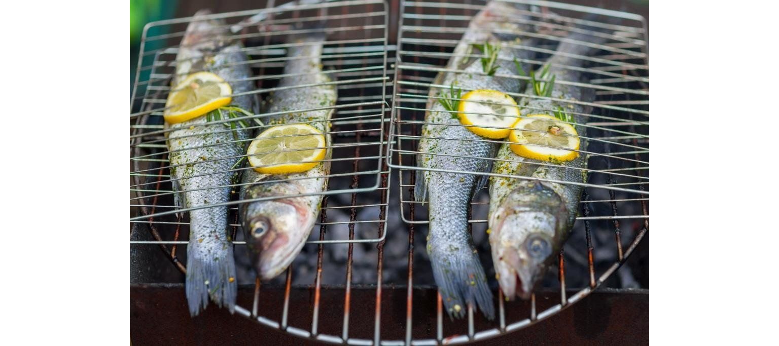 Jak grillować ryby? Zasady i akcesoria do grillowania