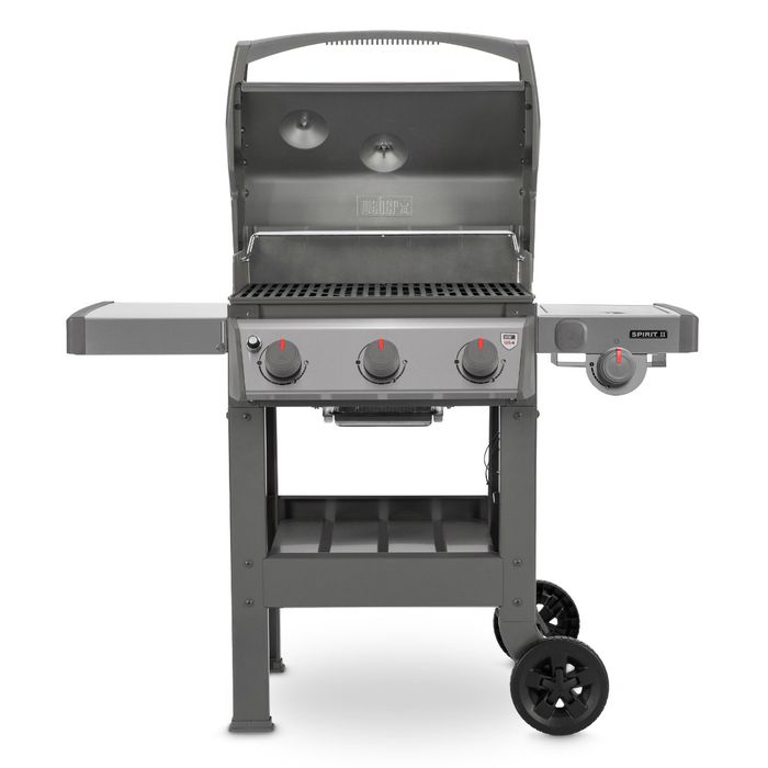 Grill gazowy Weber Spirit II S-320 GBS z czarną, otwartą pokrywą, po bokach grilla widoczne są dwie szare półki, z przodu cztery pokrętła z czerwonym wskaźnikiem.