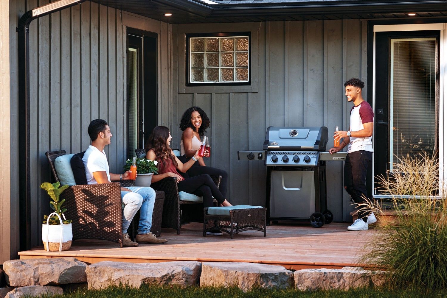 Grillowanie na grillu gazowy z pokrywą