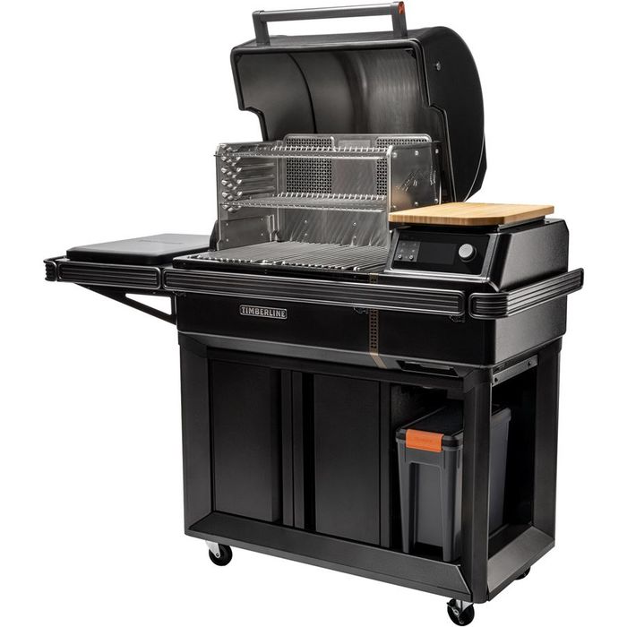 Grill na pellet Timberline INT Traeger z otwartą pokrywą