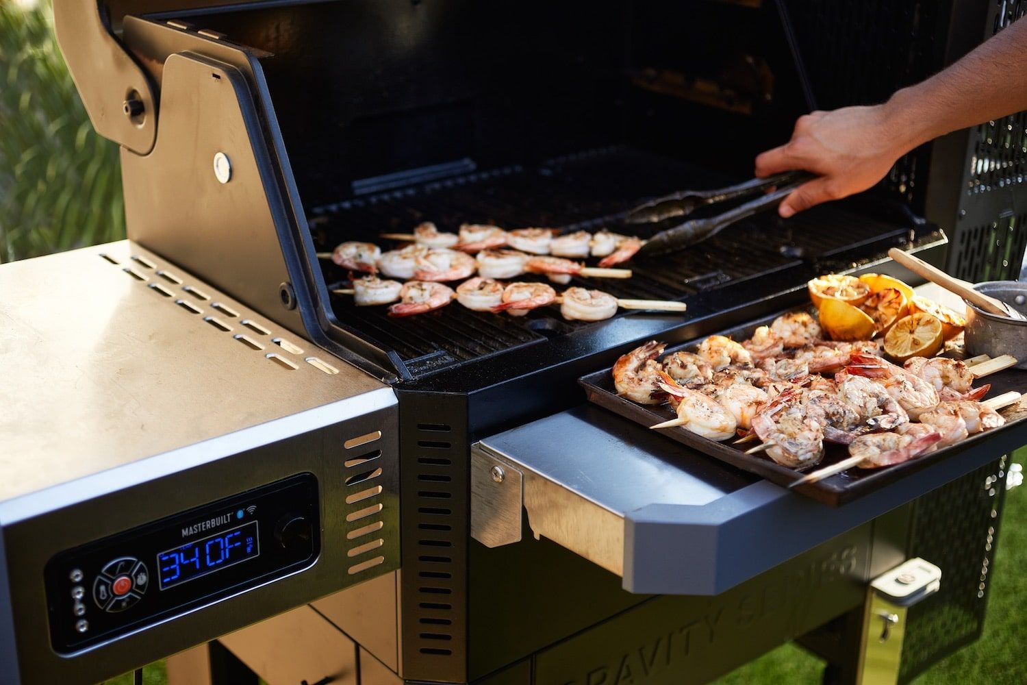 Grillowanie na ruszcie grilla węglowego Masterbuilt