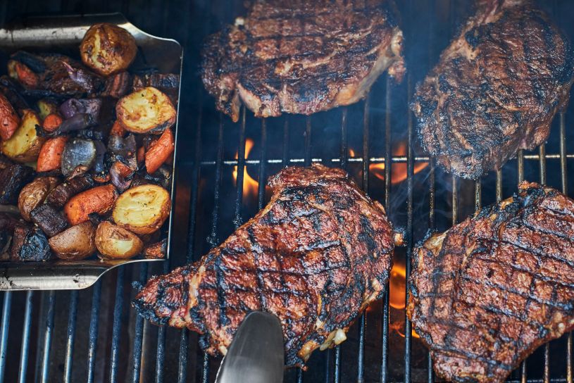 Grillowanie bezpośrednie steków i grillowanie pośrednie warzyw
