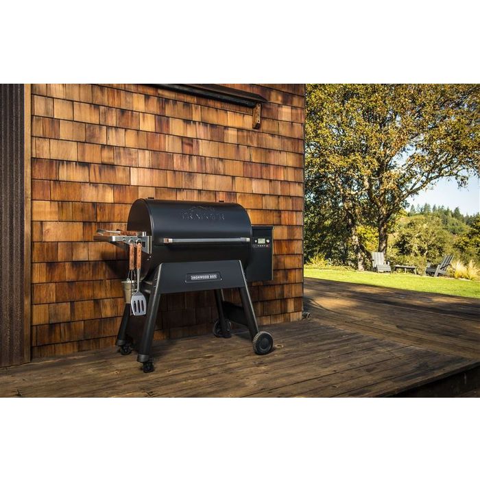 Grill na pellet Ironwood 885 INT + Pellet Sensor Traeger w ogrodzie
