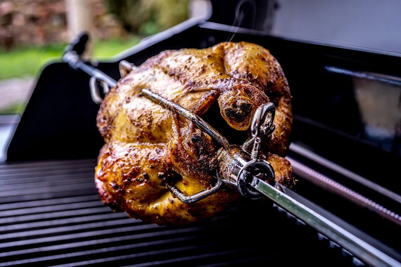 Pieczenie na rożnie na grillu Broil King