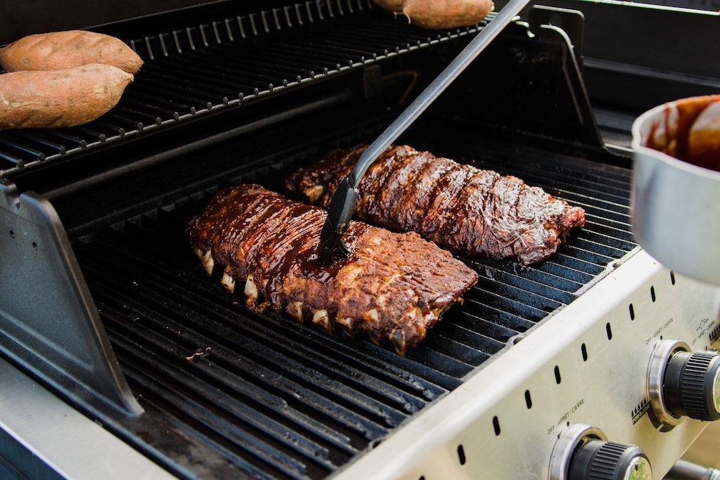 Gotowe żeberka z grilla gazowego Broil King