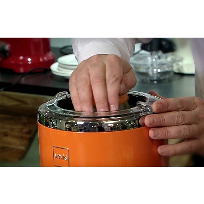 NOVIS - Wyciskarka do soku Vita Juicer - pomarańczowy