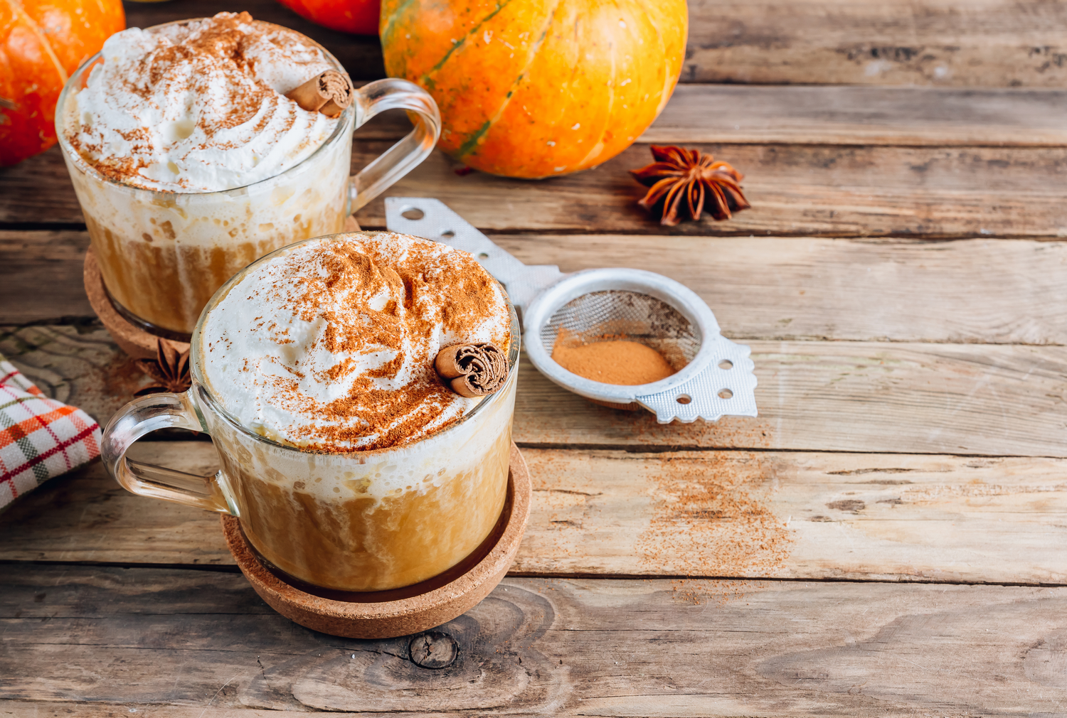 Dwie porcje aromatycznej kawy Pumpkin Spice Latte
