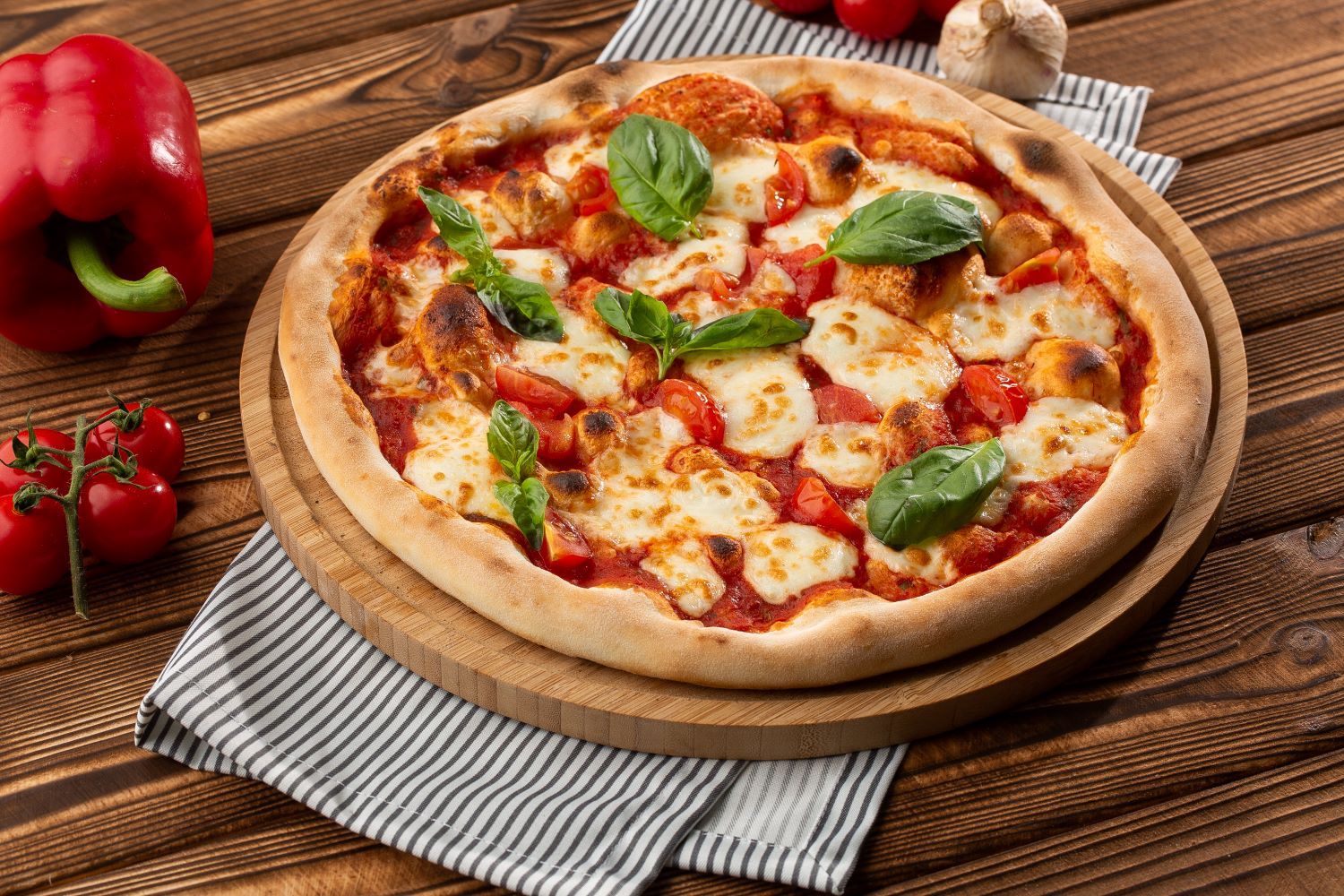 Pizza ułożona na deskach