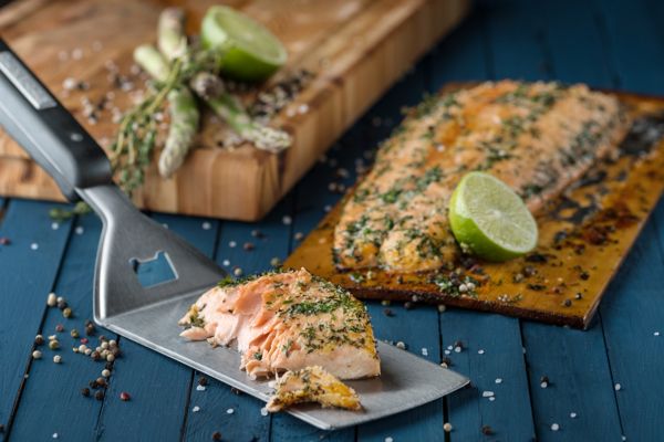 Łosoś wędzony na desce cedrowej marki Broil King
