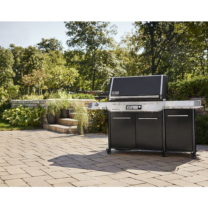 Grill gazowy Weber Summit FS38X E w ogrodzie
