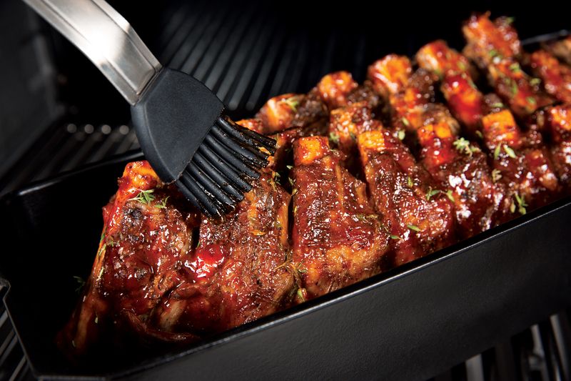Żeberka BBQ (barbecue) wędzone w grillu na pellet marki Broil King