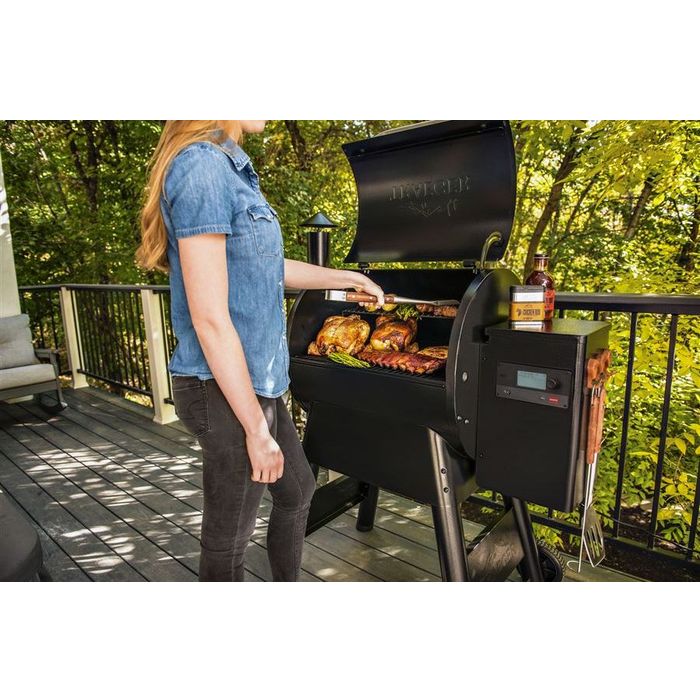 Kobieta grillująca na grillu na pellet PRO 575 (black) INT Traeger 