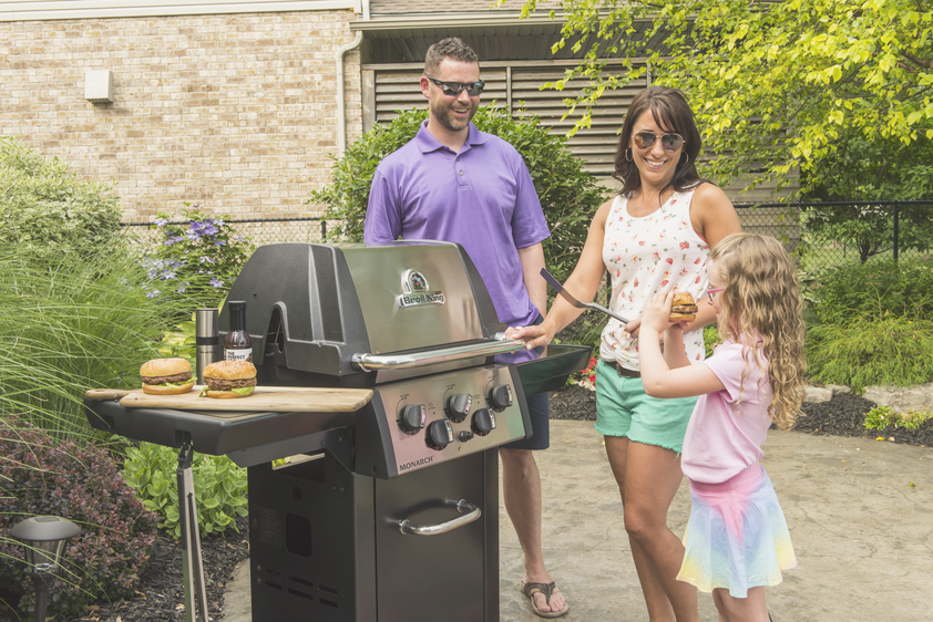 Rodzina przy grillu Broil King Monarch 390