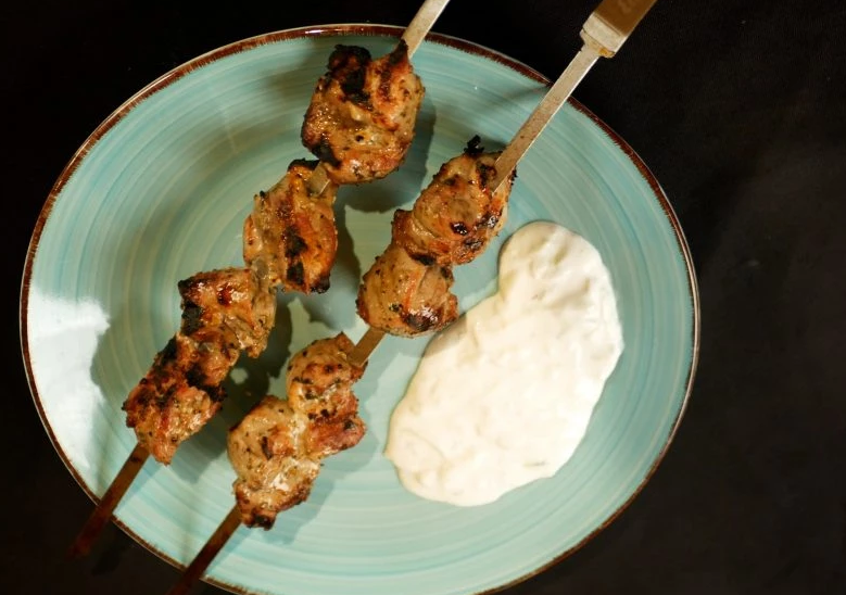 Souvlaki z sosem tzatziki – tradycyjna grecka potrawa