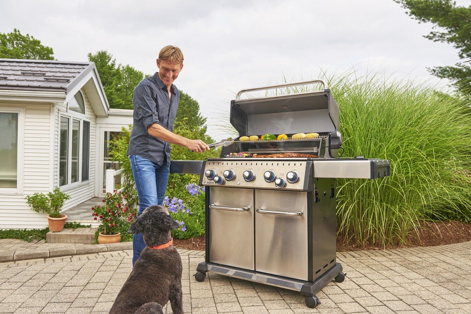 Grill gazowy Broil King Baron S 590 lifestyle