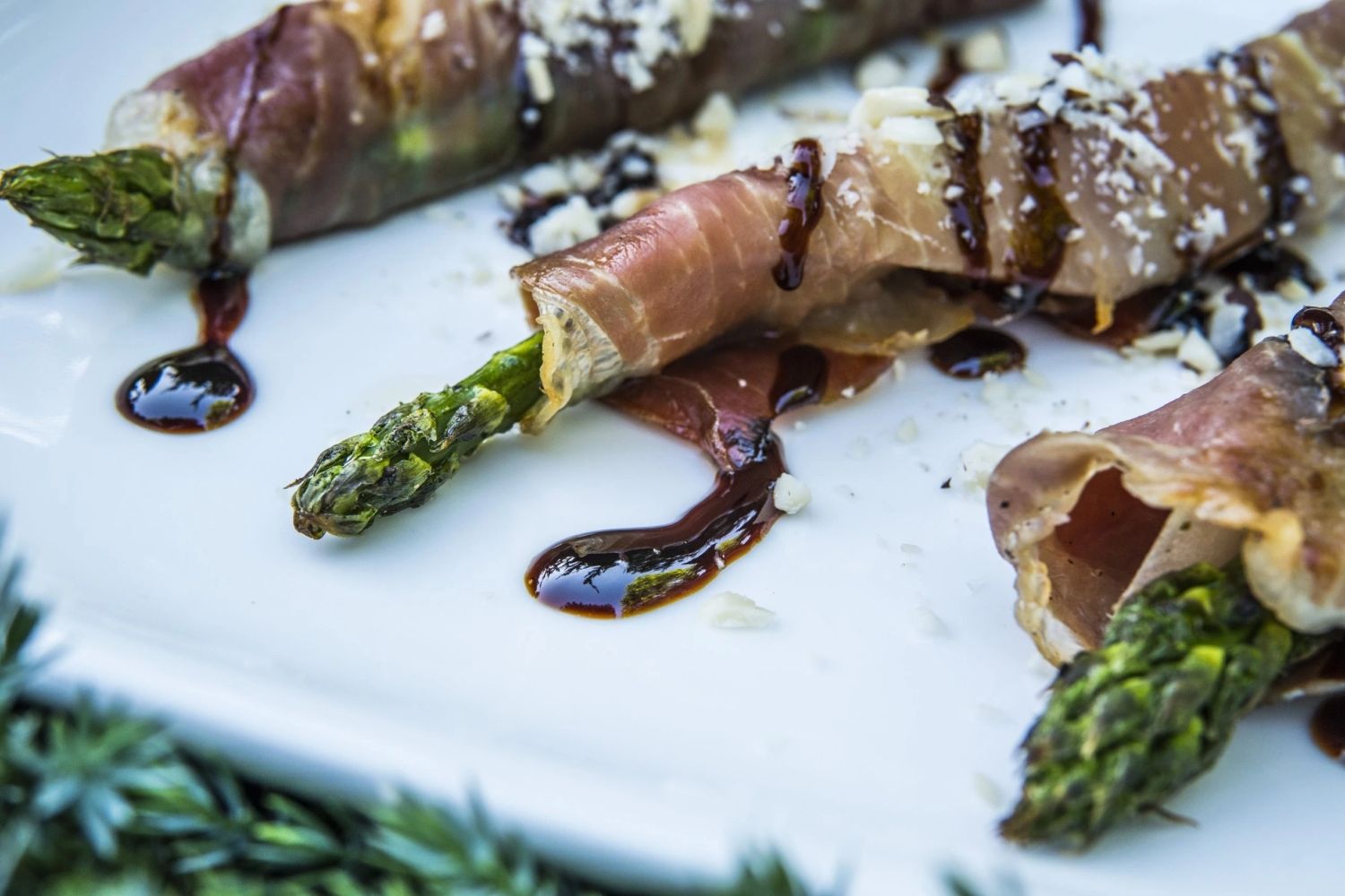 Grillowane szparagi z szynką parmeńską