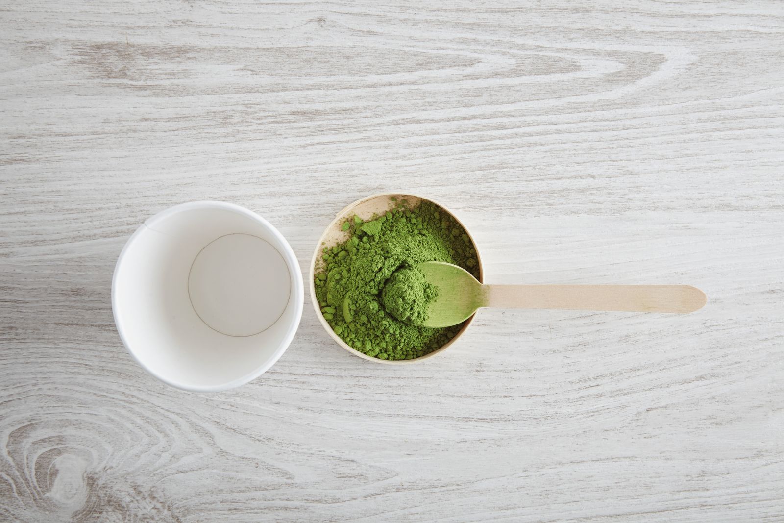 Na początku przygotowywania matcha latte należy wsypać łyżkę herbaty do kubka