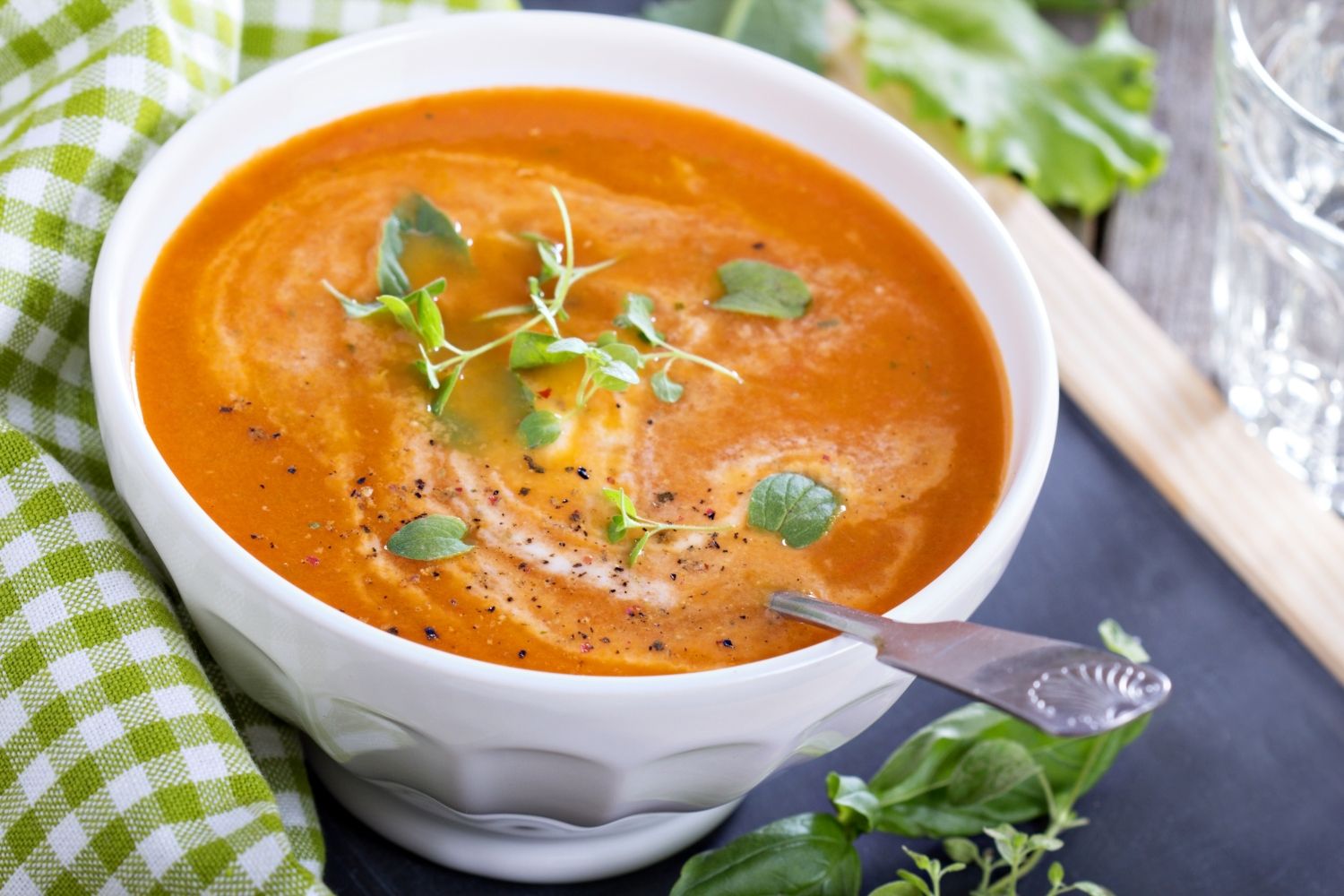 Gazpacho z dekoracją na stole