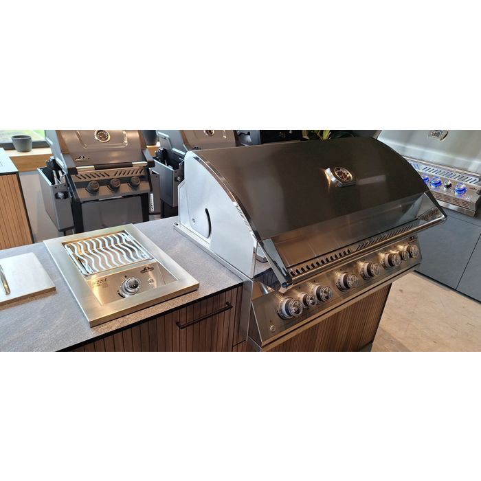 OUTLET - Grill osadzony na kuchni ogrodowej Napoleon 44-calowy serii 700 (BIG44RBPSS-1-PL) - EKSPOZYCJA