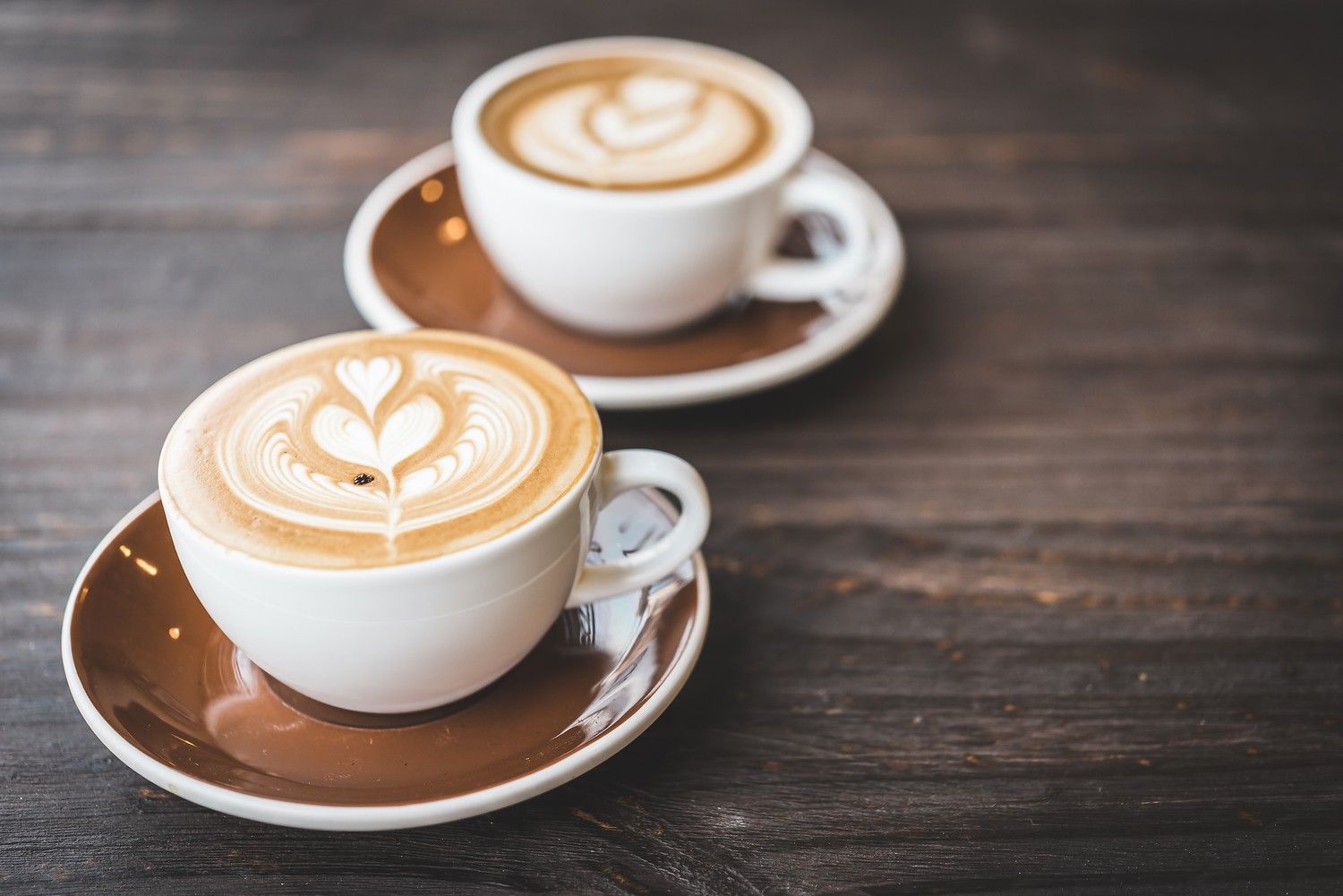Dwie filiżanki Cappuccino na stole