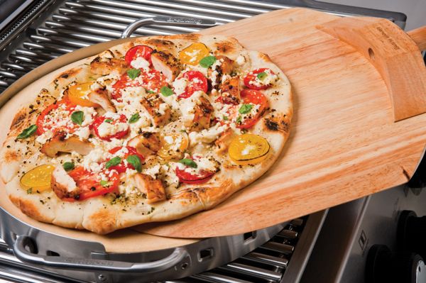 Pizza z grilla - zestaw akcesoriów marki Broil King (kamień do pizzy i łopatka)