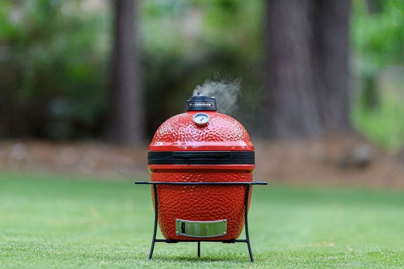 Ceramiczny grill węglowy Kamado Joe rozpalony