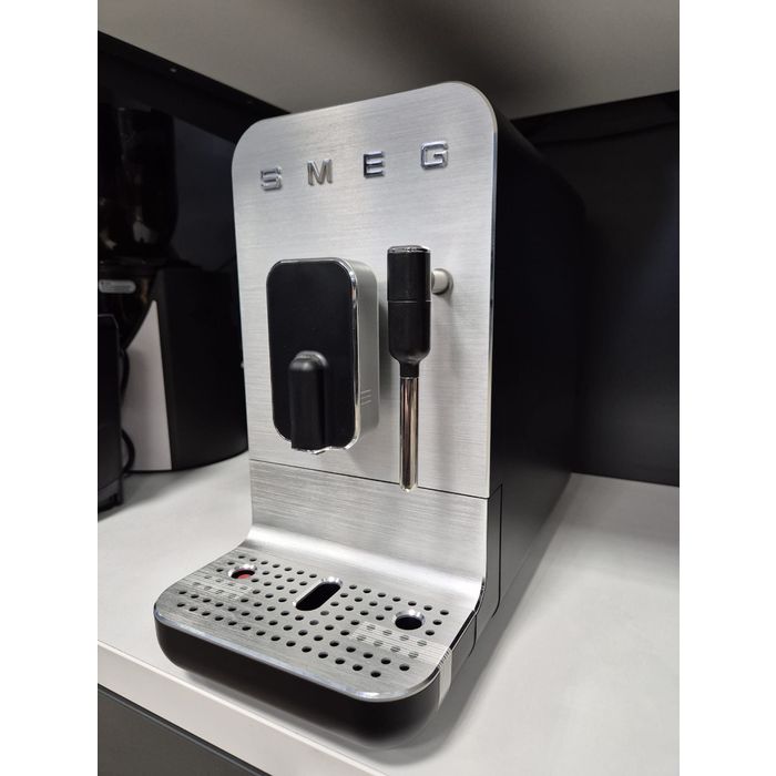 OUTLET Ekspozycja Smeg Ekspres automatyczny z dyszą spieniającą 50's style Czarny (BCC02BLMEU)